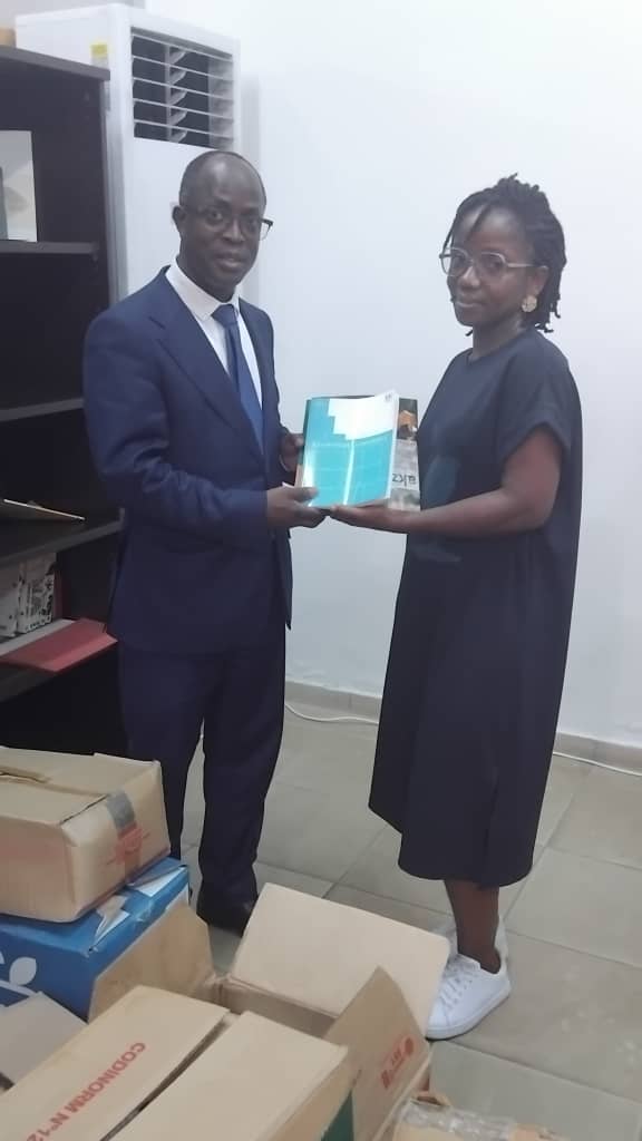 BIBLIOTHEQUE: L'UFRSEG REÇOIT UN DON D'OUVRAGES